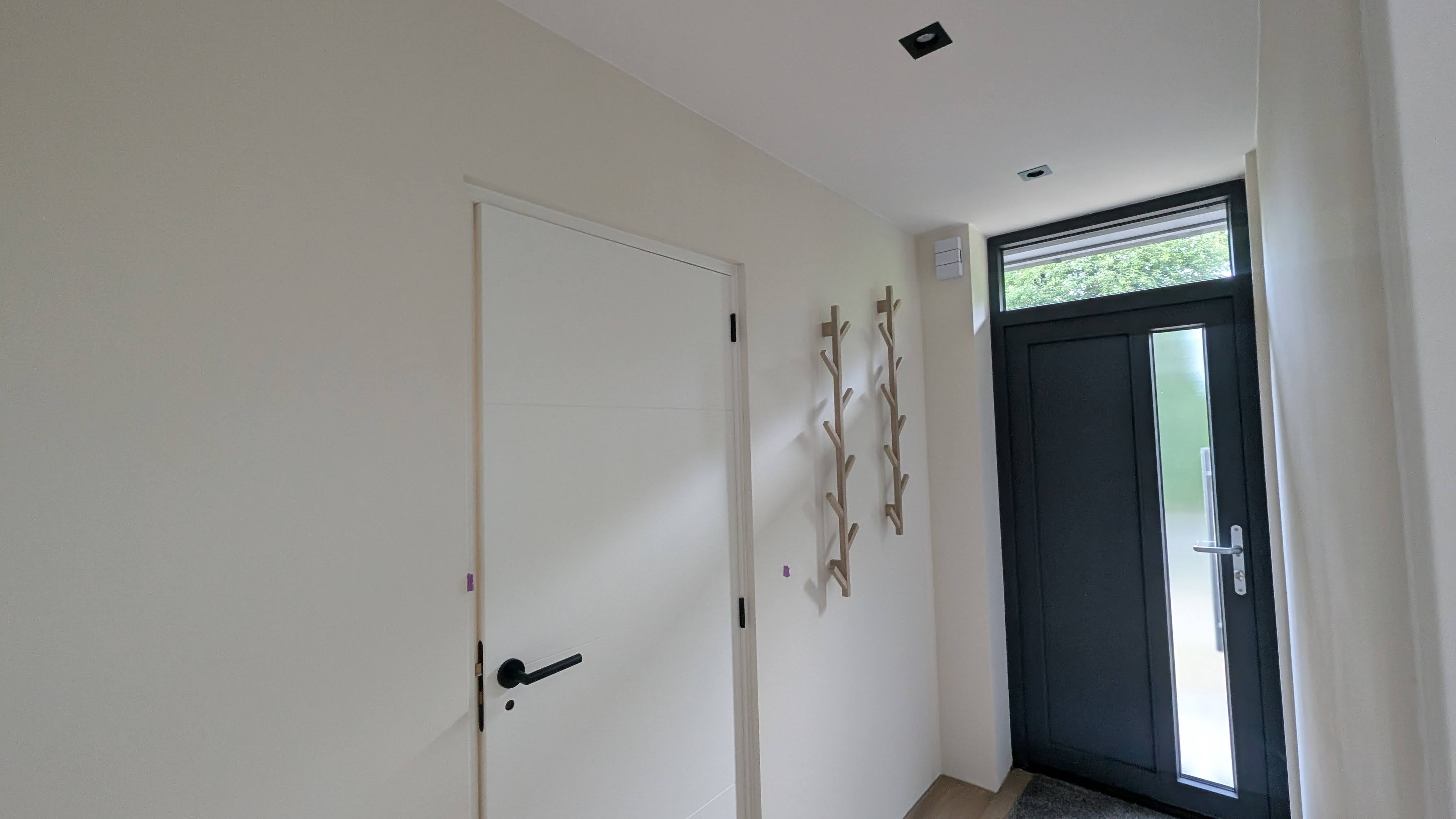 Ruime lichte entree van Duingloed