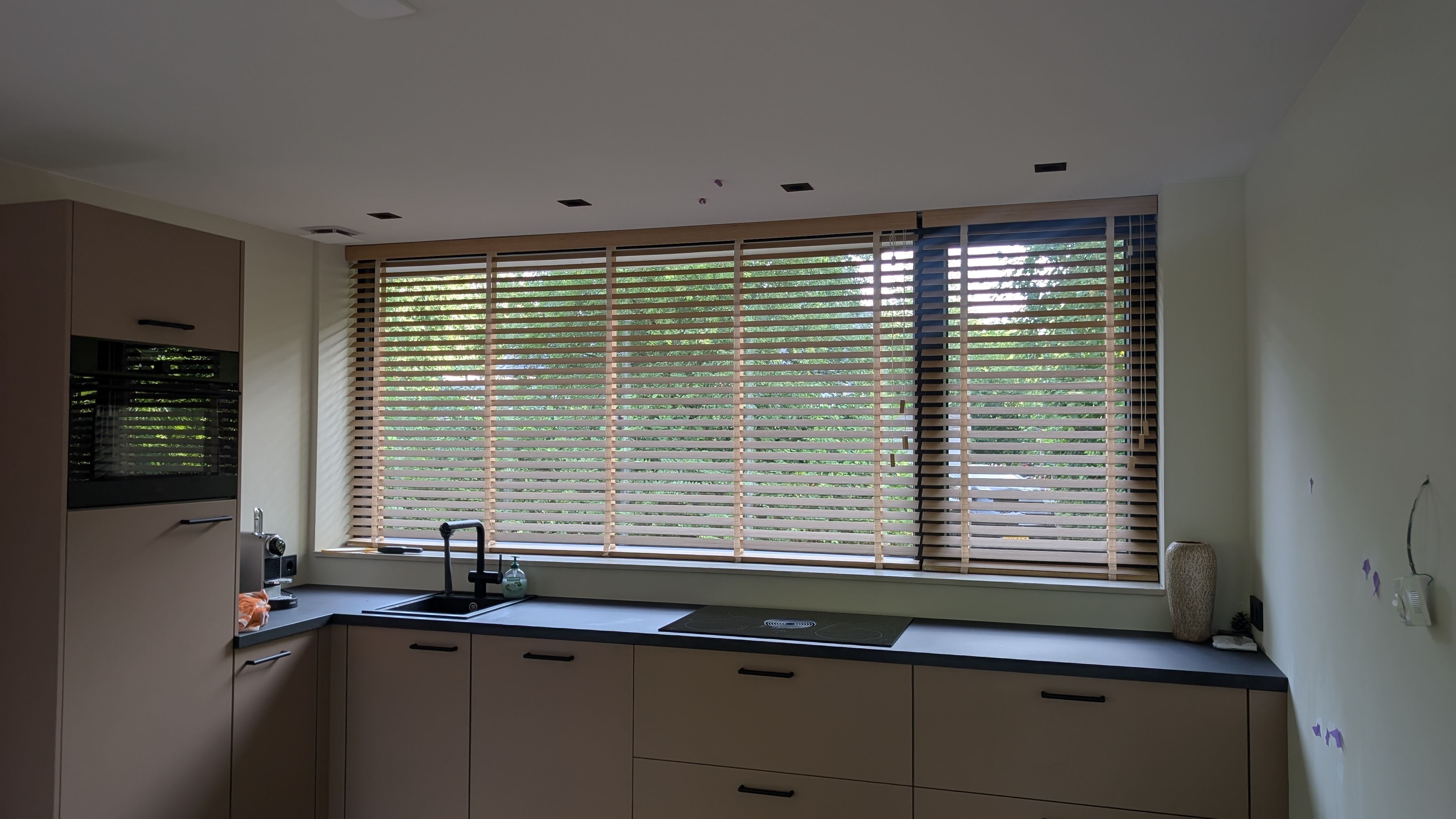 Moderne luxe keuken met houten jaloezieën