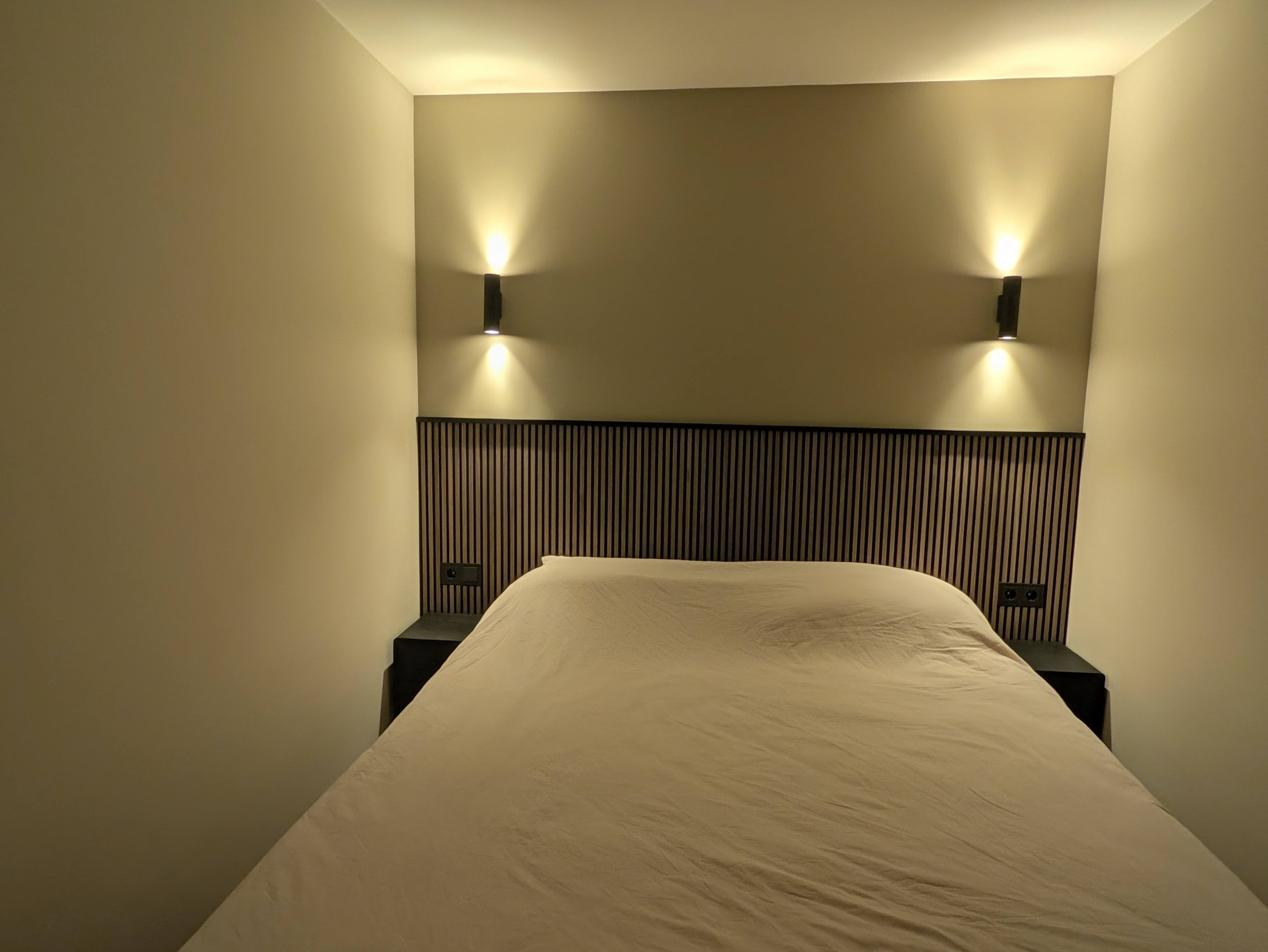 Sfeervolle slaapkamer met akoestische wand en sfeerverlichting
